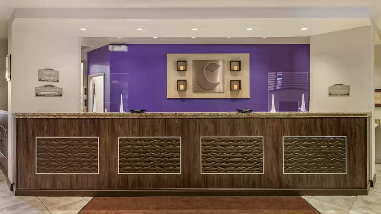 Comfort Suites Maingate East